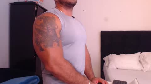 Snapshot of derek_group chatting on November 2025 01:33:02 PM Derek online show from November 2025 01:33:02 PM