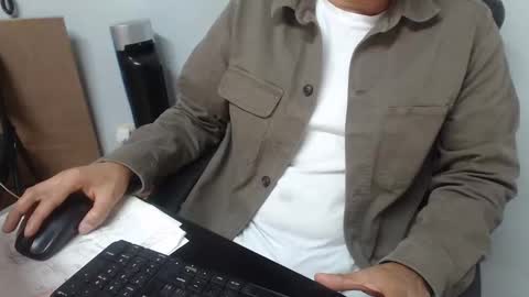 Snapshot of derrik_ chatting on January 2025 12:08:01 PM online show from January 2025 12:08:01 PM