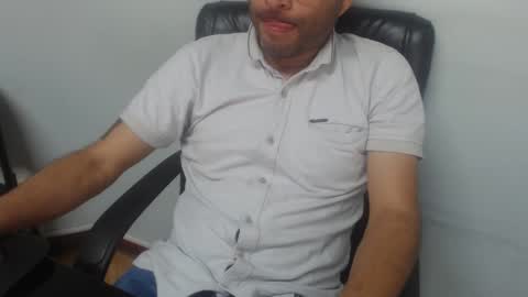 Snapshot of derrik_ chatting on May 2026 03:00:02 AM online show from May 2026 03:00:02 AM