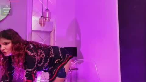 Desiree online show from November 2025 05:01:02 AM