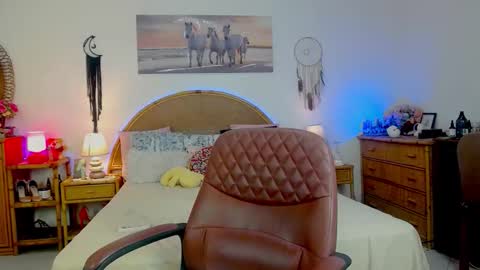 HellenMoon online show from April 2026 08:31:01 AM