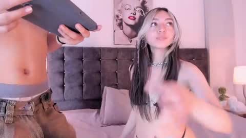 Snapshot of destello_xxx chatting on June 2026 05:01:02 PM Destello online show from June 2026 05:01:02 PM
