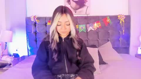 Snapshot of destello_xxx chatting on July 2026 06:15:02 PM Destello online show from July 2026 06:15:02 PM