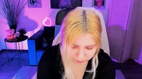 Dia online show from November 2025 07:04:02 PM