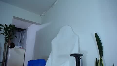 Snapshot of diamond_black00 chatting on February 2025 11:09:01 PM MaSSimo online show from February 2025 11:09:01 PM