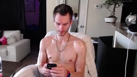 Snapshot of dimitri_4793 chatting on February 2025 03:47:01 PM Meechii online show from February 2025 03:47:01 PM