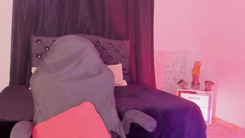 Violet online show from December 2025 05:04:02 AM