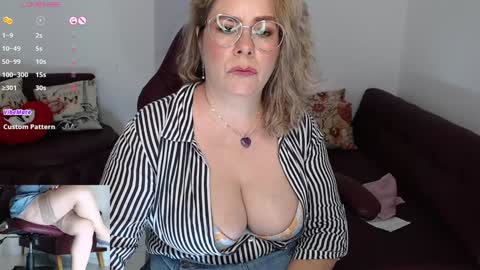 Snapshot of diva_milf chatting on January 2025 01:39:02 AM Diva online show from January 2025 01:39:02 AM