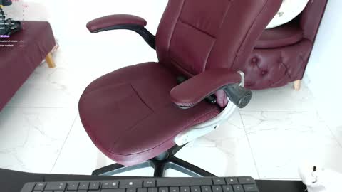 Snapshot of diva_milf chatting on January 2025 01:16:02 AM Diva online show from January 2025 01:16:02 AM