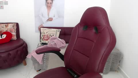 Snapshot of diva_milf chatting on February 2025 01:49:02 AM Diva online show from February 2025 01:49:02 AM