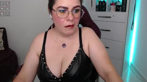 Snapshot of diva_milf chatting on February 2025 10:59:02 PM Diva online show from February 2025 10:59:02 PM