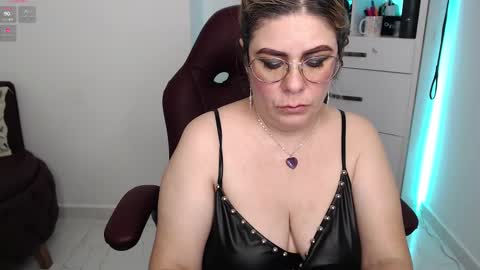 Snapshot of diva_milf chatting on February 2025 02:06:01 AM Diva online show from February 2025 02:06:01 AM
