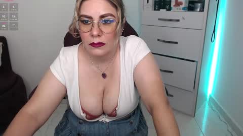 Snapshot of diva_milf chatting on February 2025 07:36:01 PM Diva online show from February 2025 07:36:01 PM