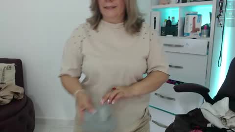 Snapshot of diva_milf chatting on February 2025 07:17:02 PM Diva online show from February 2025 07:17:02 PM