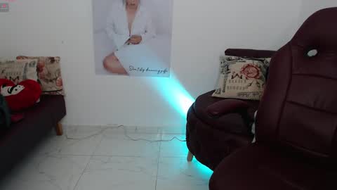 Snapshot of diva_milf chatting on March 2025 12:07:02 AM Diva online show from March 2025 12:07:02 AM