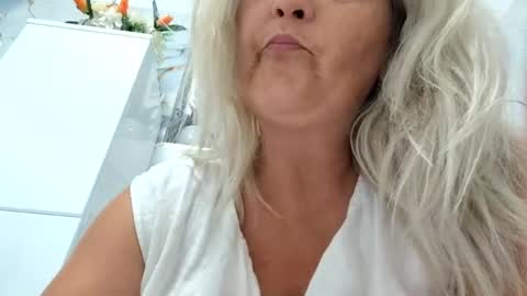 Snapshot of divineblond chatting on July 2026 08:11:01 PM Alexxa online show from July 2026 08:11:01 PM