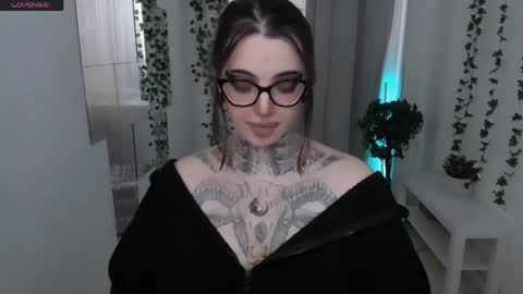 dixipixi_ online show from April 2026 07:00:02 AM