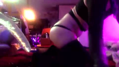 Snapshot of dizzy_dreamer chatting on December 2025 07:13:02 AM Izzy Knyx online show from December 2025 07:13:02 AM