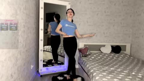 Annie PVT IS OPEN online show from November 2025 09:15:01 PM