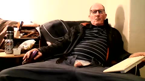 Snapshot of doggsaur chatting on January 2025 03:58:01 PM Doggsaur online show from January 2025 03:58:01 PM