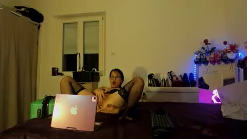 dolly2425 online show from April 2026 09:48:02 PM