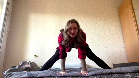 Mia online show from April 2026 08:15:01 AM