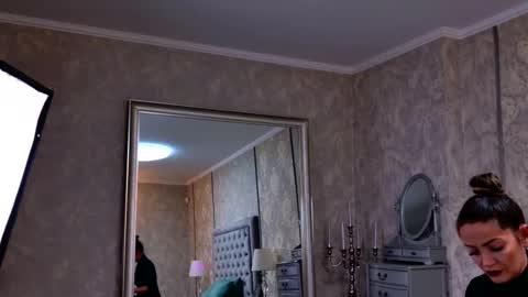 Donna online show from November 2025 07:07:02 PM