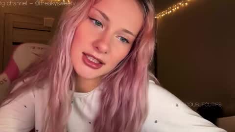 Snapshot of doublecuties chatting on November 2025 01:34:02 PM Lana Eva dont forget to give us a thumb up online show from November 2025 01:34:02 PM