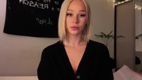 Snapshot of doublesees chatting on April 2026 01:42:02 PM MOLLYYYY dont forget to give me a thumb up online show from April 2026 01:42:02 PM