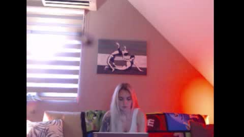 A girl online show from November 2025 08:05:01 AM