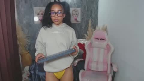 dulcetaylorss online show from February 2025 04:10:01 PM