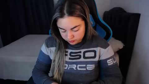 Snapshot of dumont_model chatting on December 2024 04:57:01 AM Nicole   online show from December 2024 04:57:01 AM