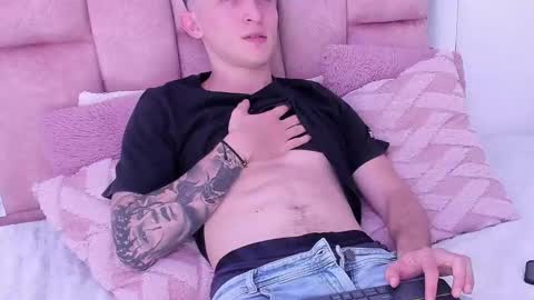 Snapshot of dylanwhite23 chatting on February 2025 05:30:02 AM ---DYLAN--- online show from February 2025 05:30:02 AM