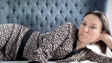 Nadia Ferreira  online show from November 2025 11:53:02 AM