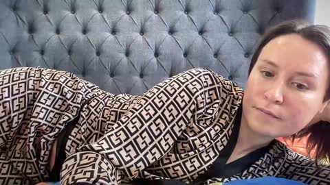 Nadia Ferreira  online show from November 2025 11:10:02 AM