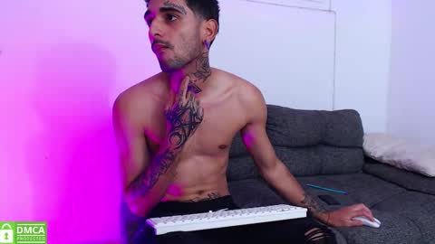 Snapshot of edward_johnsonn chatting on December 2025 01:27:02 PM edward_johnsonn online show from December 2025 01:27:02 PM