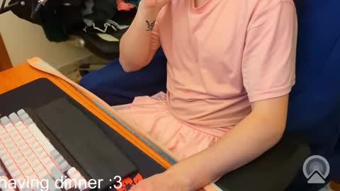 Snapshot of edwarh_01 chatting on February 2026 10:13:02 PM Alex online show from February 2026 10:13:02 PM