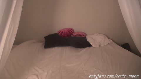 Snapshot of eevie_moon chatting on January 2025 05:21:02 AM eevie online show from January 2025 05:21:02 AM