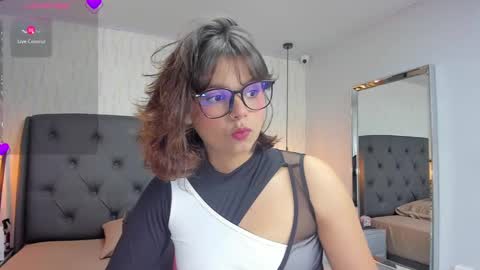 Snapshot of effystonnem chatting on February 2025 07:30:02 PM  E F F Y  online show from February 2025 07:30:02 PM