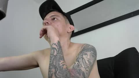 Snapshot of eider122 chatting on March 2026 01:23:02 AM EIder online show from March 2026 01:23:02 AM