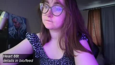 Snapshot of el_sweety chatting on February 2025 01:01:01 PM If you like it when I meow give me a thumbs up online show from February 2025 01:01:01 PM