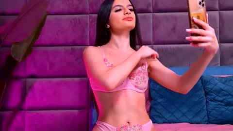 Snapshot of elaramorel chatting on December 2025 04:40:02 AM Elara online show from December 2025 04:40:02 AM