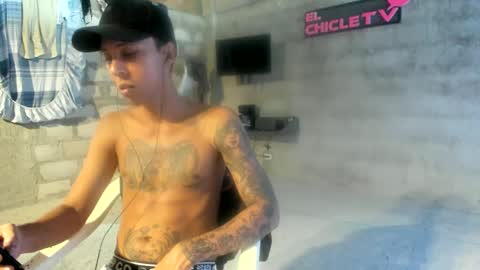 Snapshot of elchicletv chatting on January 2025 01:37:02 PM El CHICLE TV - SHOW online show from January 2025 01:37:02 PM