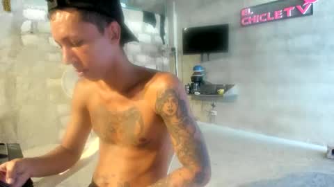 Snapshot of elchicletv chatting on February 2025 08:21:01 PM El CHICLE TV - SHOW online show from February 2025 08:21:01 PM
