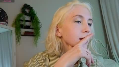 Snapshot of elen__moore chatting on May 2026 04:27:02 PM Elen online show from May 2026 04:27:02 PM