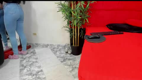 Snapshot of elena_and_derek chatting on December 2024 12:30:01 PM Elena Derek online show from December 2024 12:30:01 PM