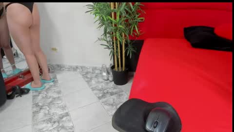 Snapshot of elena_and_derek chatting on December 2024 06:04:02 PM Elena Derek online show from December 2024 06:04:02 PM