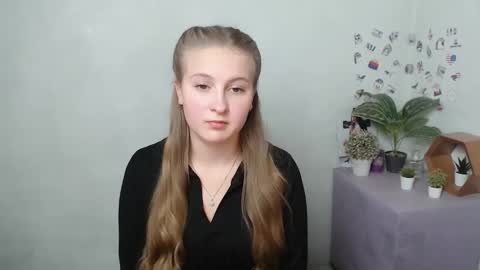 Snapshot of elenateilor chatting on November 2025 01:43:02 PM Elena online show from November 2025 01:43:02 PM