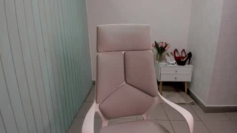 elieiza_xo online show from September 2025 04:14:02 AM