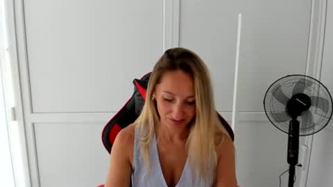 Snapshot of elinarosee chatting on June 2026 06:33:01 AM Milena online show from June 2026 06:33:01 AM